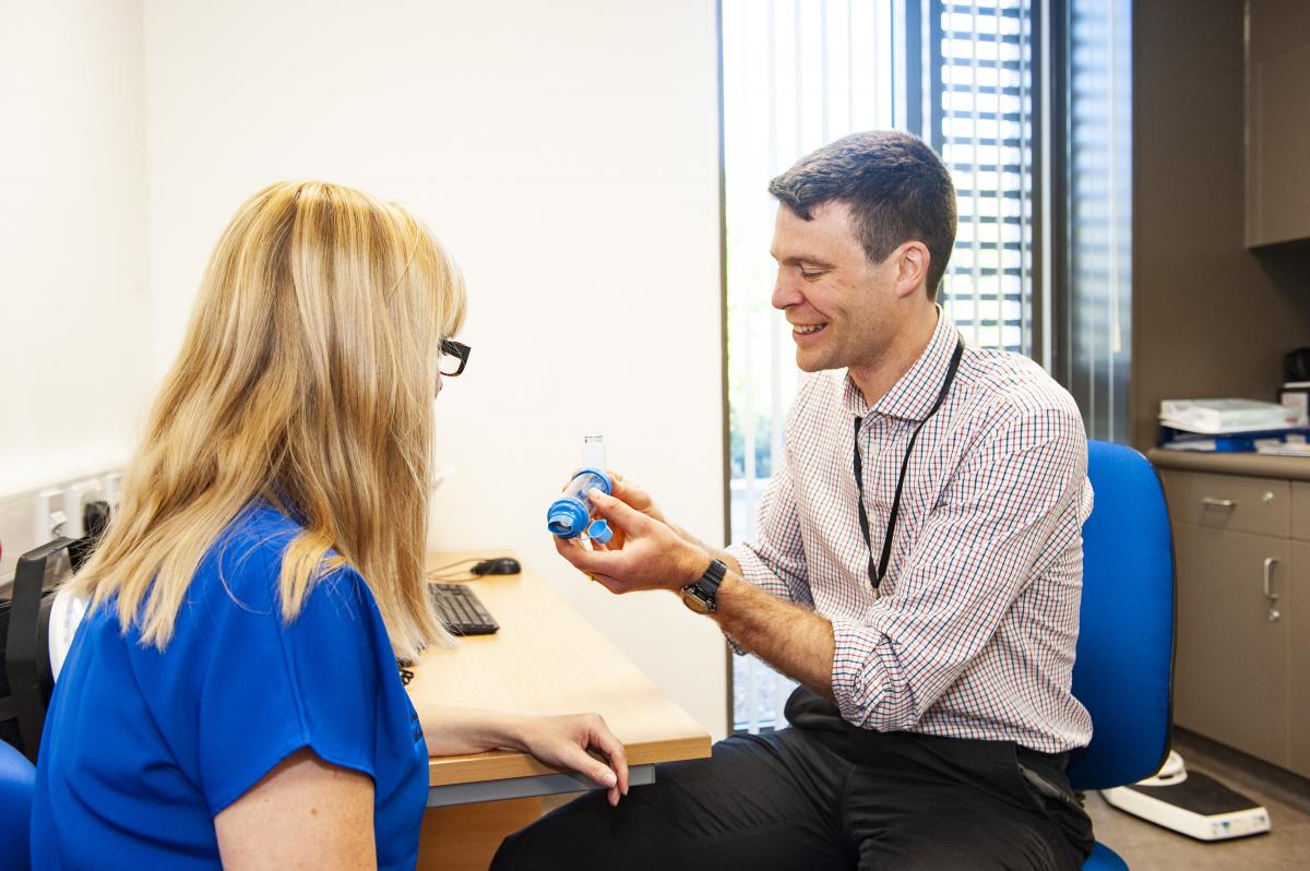 GP demonstrating aerochamber
